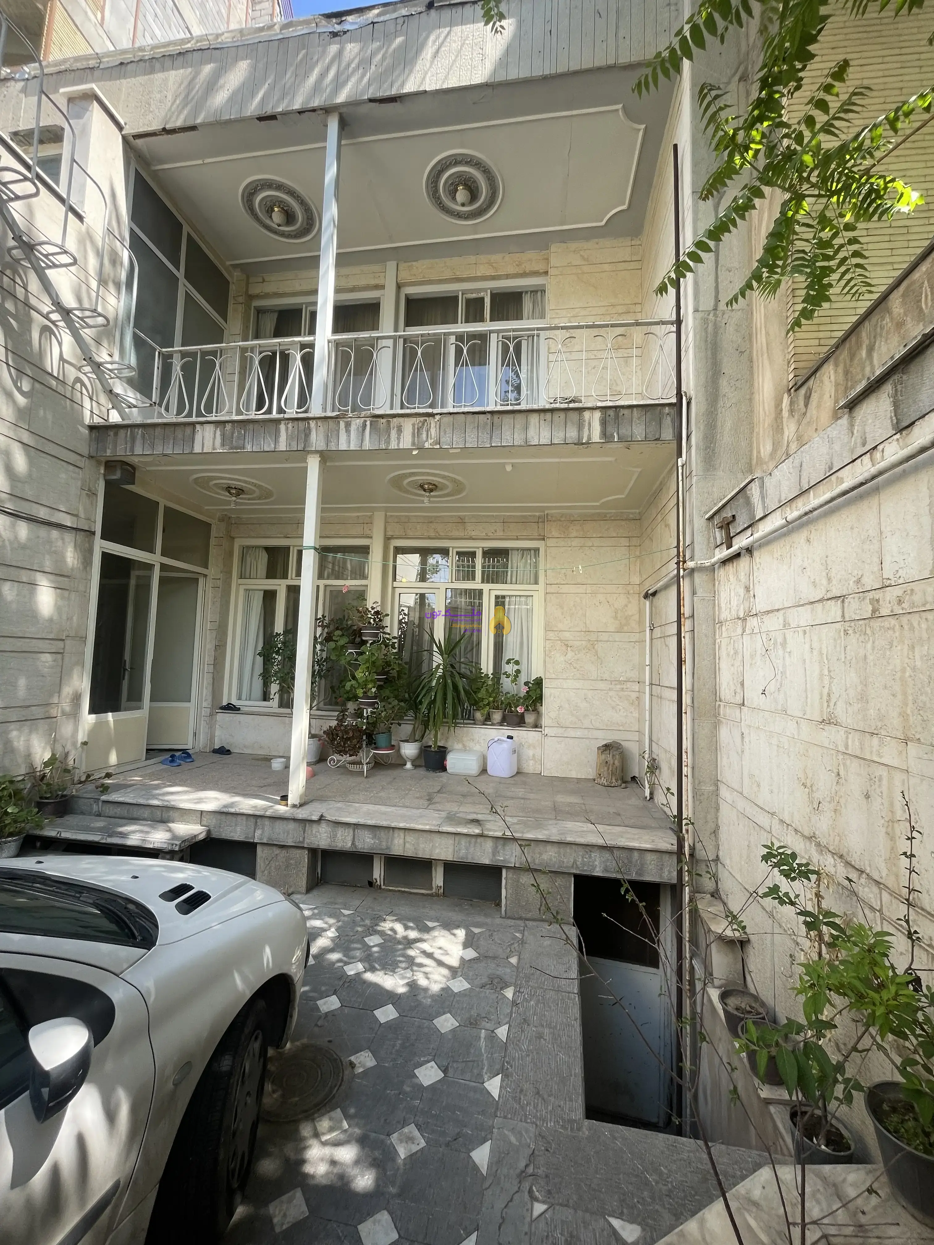 حیاط با مغازه بر بهادری منصور