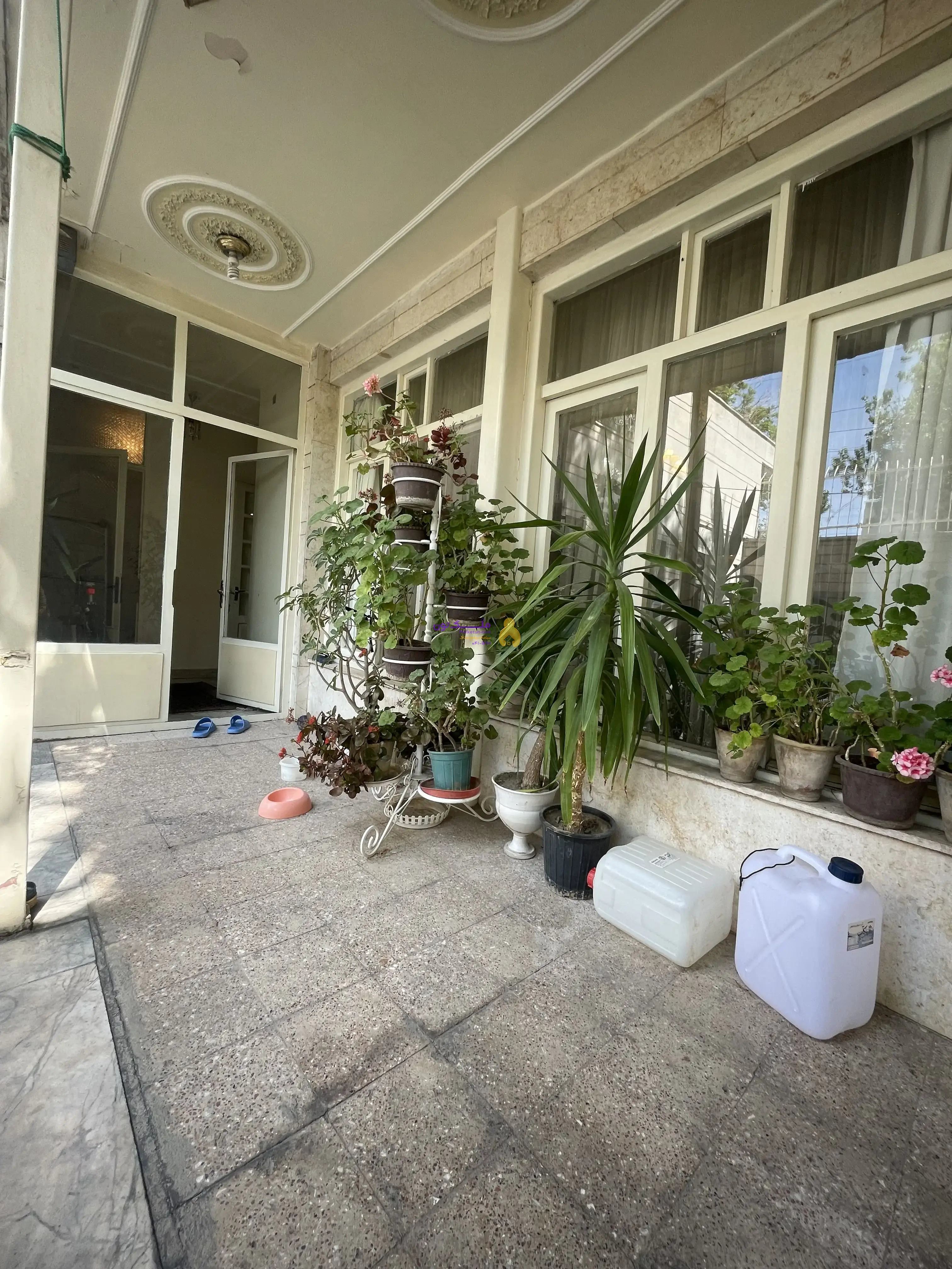حیاط با مغازه بر بهادری منصور